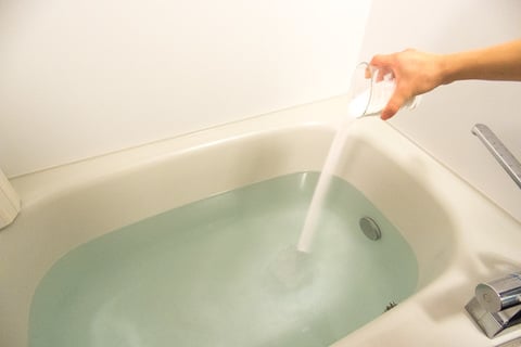 giặt rèm cửa bằng bồn tắm
